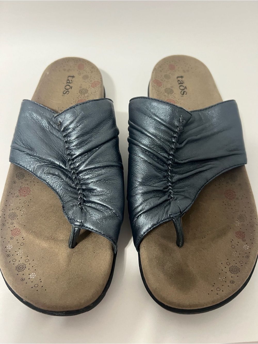 Taos Gift 2 Shirred Leather Ruched Thong Sandals Size 8